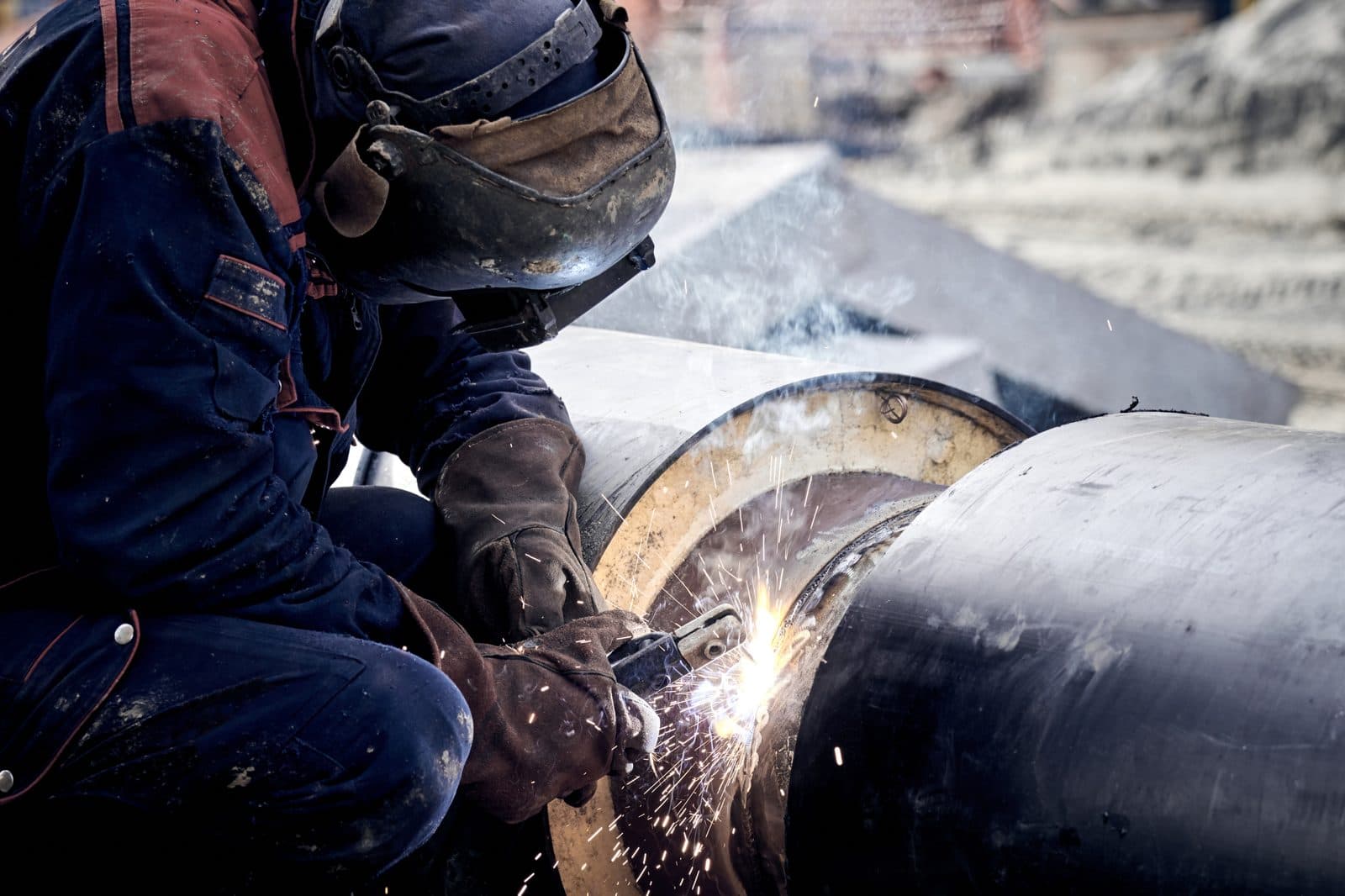 Arc welding a metal pipeline